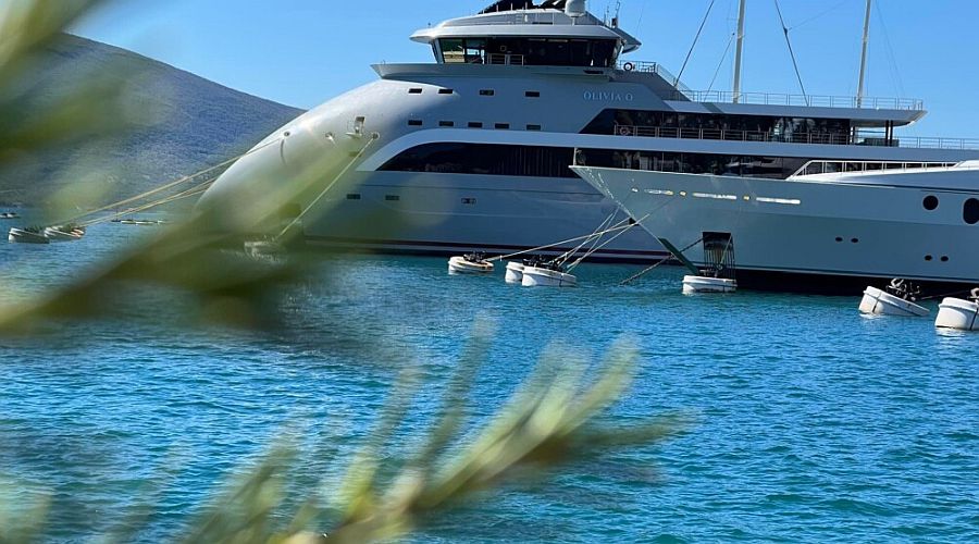 Яхта Olivia O в Porto Montenеgro в Тивате