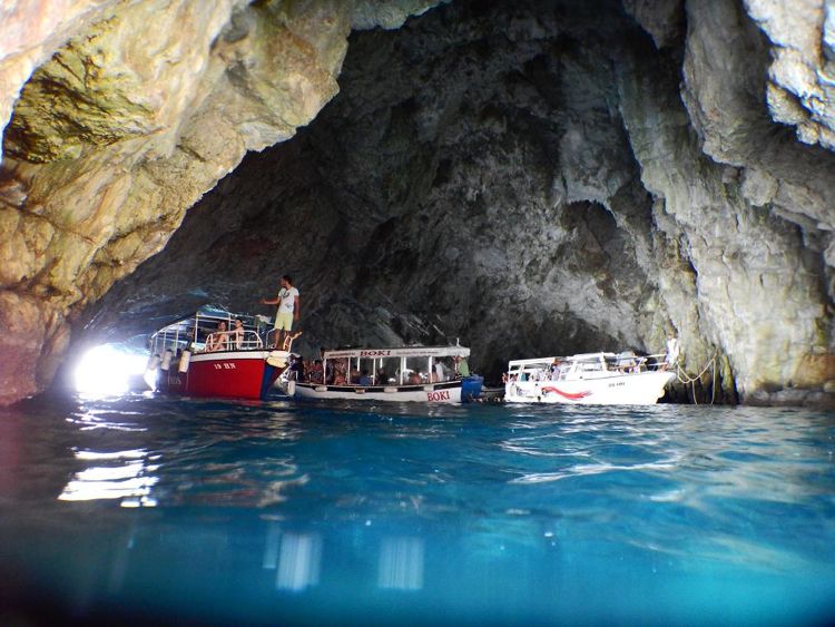 Морская пещера в Черногории. Фото: Radiokotor.info