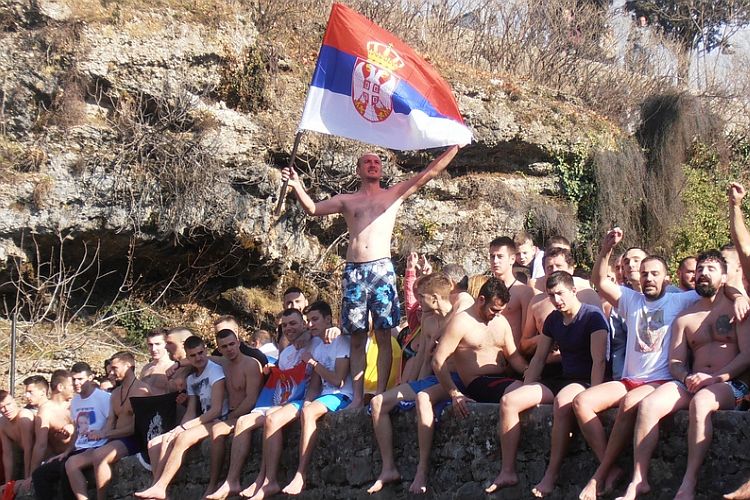 Заплыв за Богоявленским крестом в Подгорице 19 января 2017 года