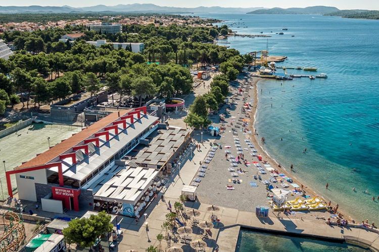 Пляж Hangar в городке Водице. Фото: Vodice.hr