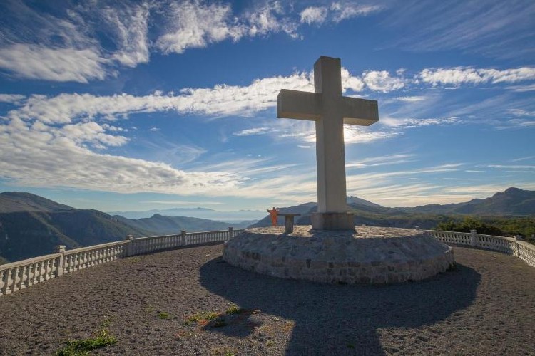 Большой крест недалеко от поселка Затребач. Фото: Cdm.me