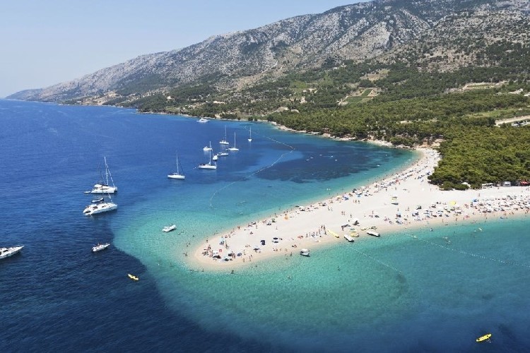 Пляж Zlatni Rat на острове Брач. Фото: Hotelbonacabol.com