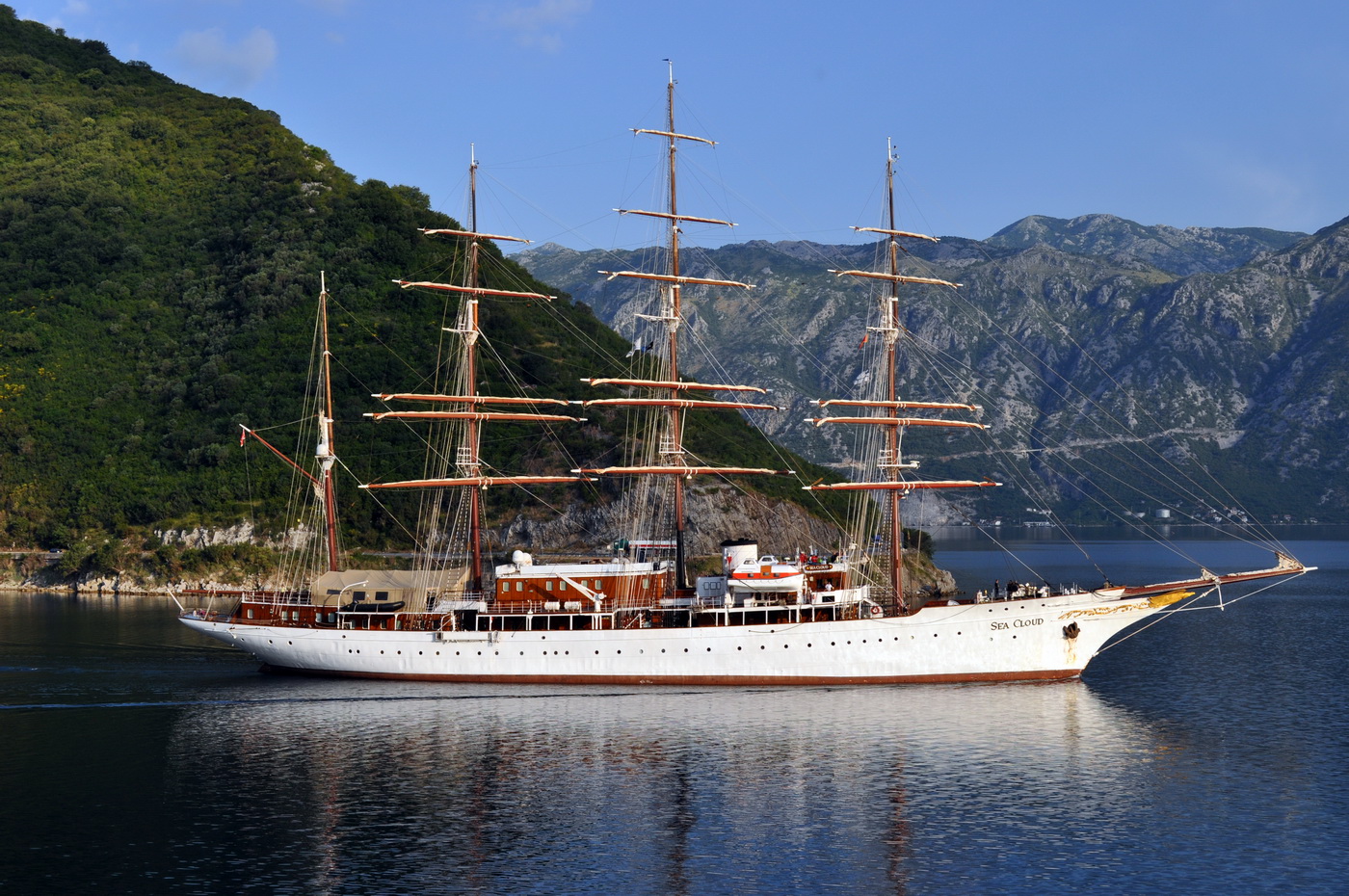 Парусник Sea Cloud в Бока-Которской бухте