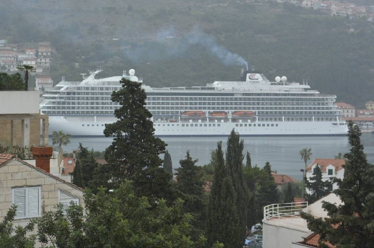 В Дубровнике стартовал сезон круизных лайнеров 2016 года Круизный лайнер Viking Star в Дубровнике. Фото: Dulist.hr