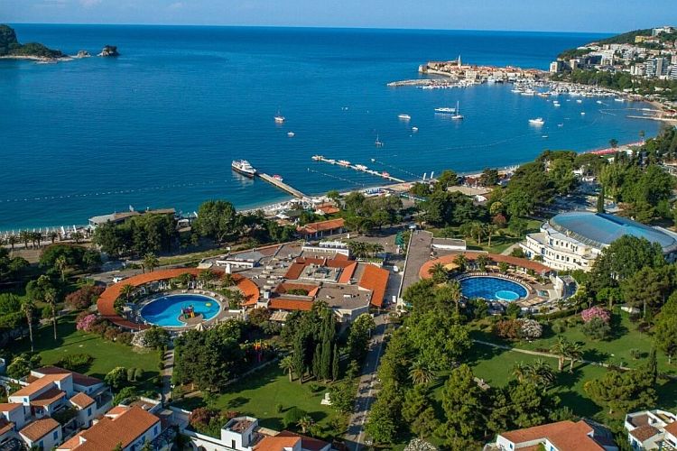 Вода на 83,3% пляжей Черногории высокого качества Гостиничный комплекс Slovenska plaza в Будве. Фото: Vandraj.si