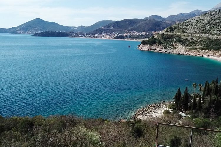 Урбанизированный участок в Черногории, в поселке Каменово