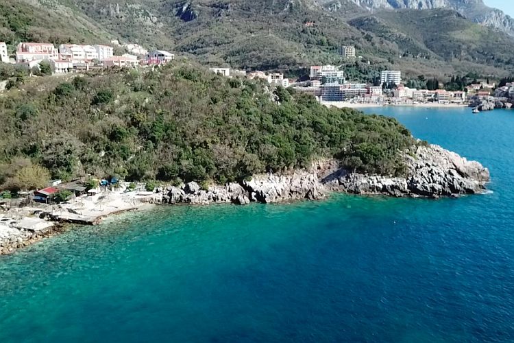 Урбанизированный участок в Черногории, в поселке Каменово