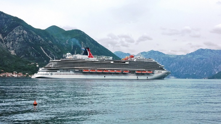 Круизный лайнер Carnival Vista в Бока-Которской бухте в мае 2016 г. 