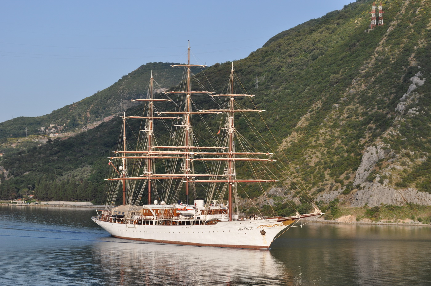 Парусник Sea Cloud в Бока-Которской бухте