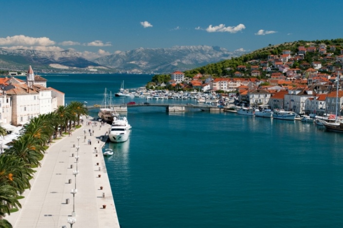 Старый мост в Трогире между материком и островом Чиово. Фото: Apartments-trogir.eu