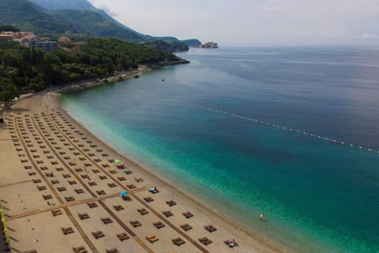 Пляж «Каменово» на Будванской ривьере. Фото: Facebook, Kamenovo beach, Slavko Nikolić