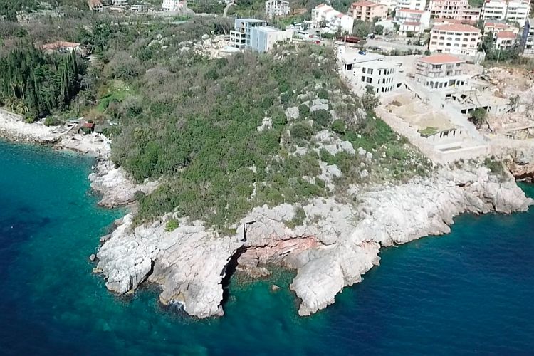 Урбанизированный участок в Черногории, в поселке Каменово