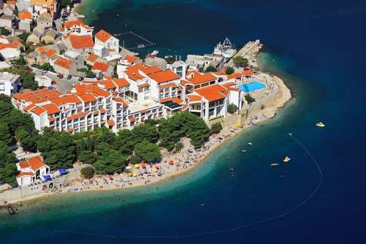 Компания Karisma Hotels Adriatic потратит 21 млн евро на реконструкцию двух отелей на Макарской ривьере в Хорватии Отель Sensimar Makarska Resort на Макарской ривьере в Хорватии. Фото: karismaadriatic.com