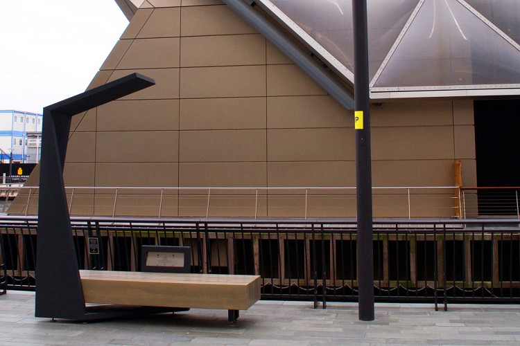 Пример скамейки с солнечной панелью с сайта производителя
