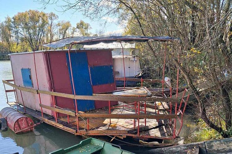 Незаконный плавучий объект на Скадарском озере. Фото: NPCG