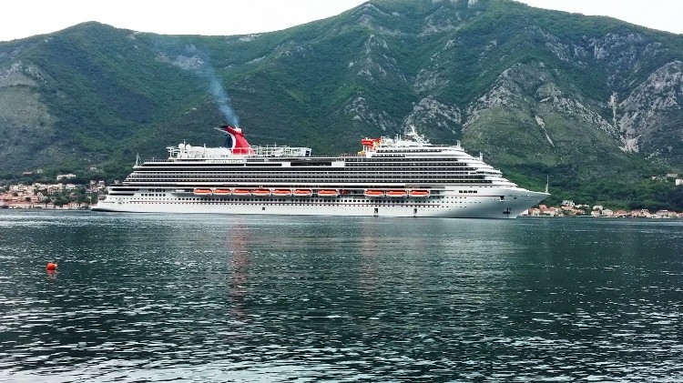 Круизный лайнер Carnival Vista в Бока-Которской бухте в мае 2016 г. 