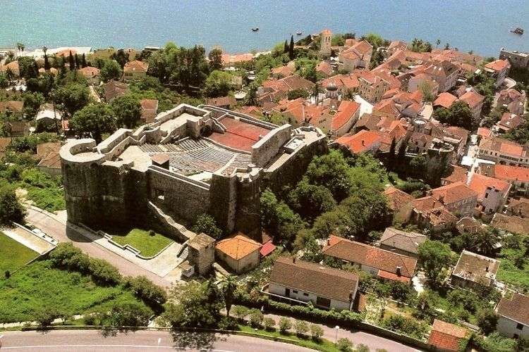 В Херцег-Нови открыли крепости Канли-Кула и Форте-Маре Крепость Канли-Кула в Херцег-Нови. Фото: Cdm.me