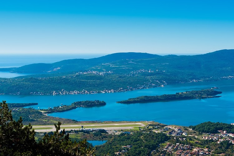 Взлетно-посадочная полоса в Тивате. Фото: Tivat.travel