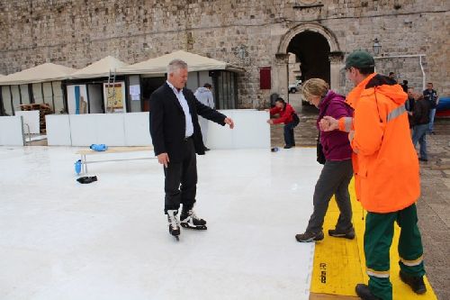 В Дубровнике открывается каток Мэр Дубровника Андро Влахушич. Фото: Dubrovacki.hr, Grad Dubrovnik