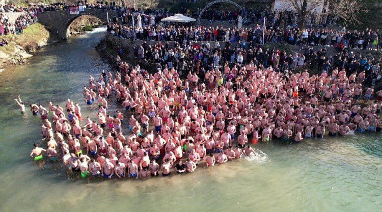 Заплыв за Богоявленским крестом в Подгорице 19 января 2026 года