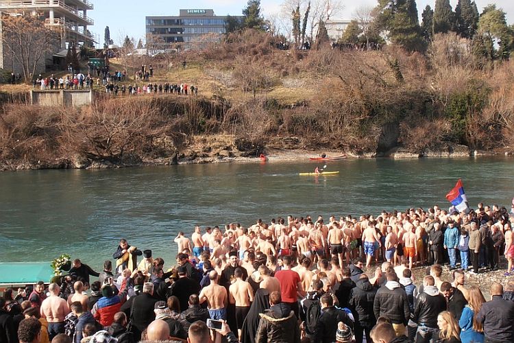 Заплыв за Богоявленским крестом в Подгорице 19 января 2017 года