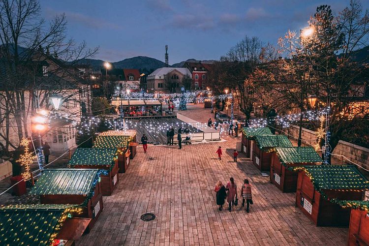 Новогоднее оформление города Цетине