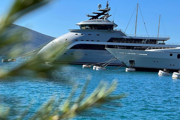 Яхта Olivia O в Porto Montenеgro в Тивате