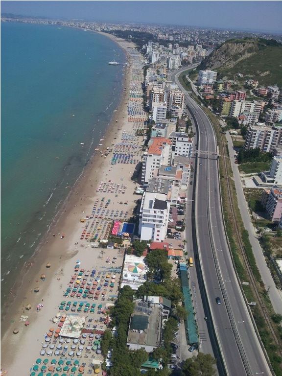 Вид с высоты птичьего полета на албанский город Дуррес