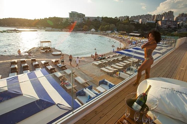 В Сплите открылся клуб на пляже "Жнян" Пляжный клуб Z E N Beach club & Lounge в Сплите. Фото: Facebook, Z E N Beach club & Lounge