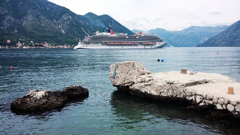 Круизный лайнер Carnival Vista в Бока-Которской бухте в мае 2016 г. 