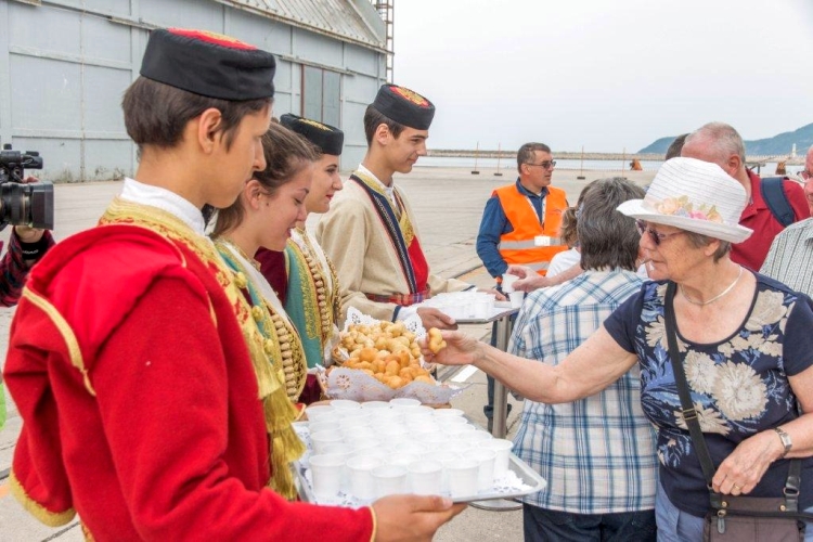 Угощение пончиками в Баре