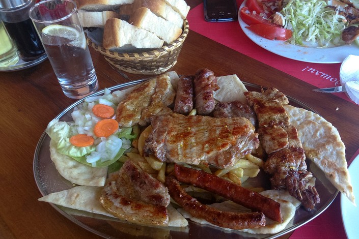 "Мешано месо" - тарелка с различными видами мяса. Фото: А.Новикова, BalkanPro.ru "Мешано месо" - тарелка с различными видами мяса. Фото: А.Новикова, BalkanPro.ru