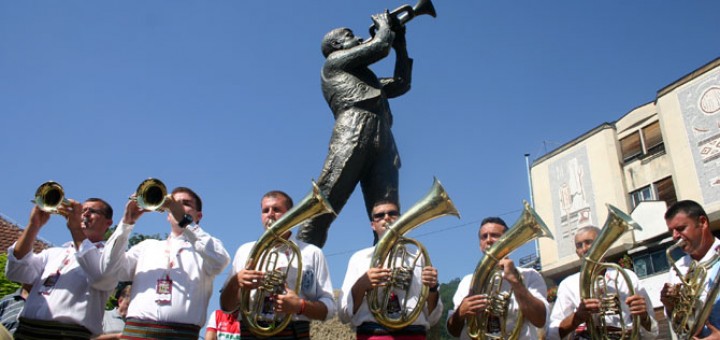 Памятник трубачу в Гуче. Фото: Infoera.rs