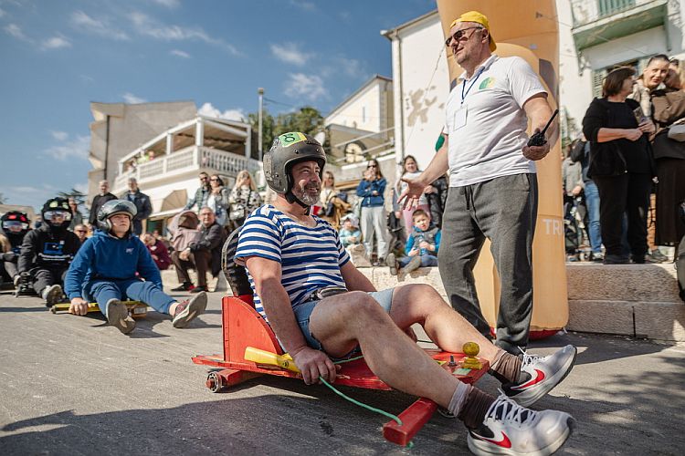 Гонки на самодельных самокатах в Херцег-Нови