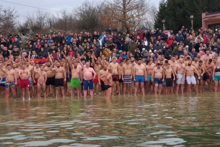 Участники заплыва за Святым Крестом на озере Крупац. Фото: Vijesti