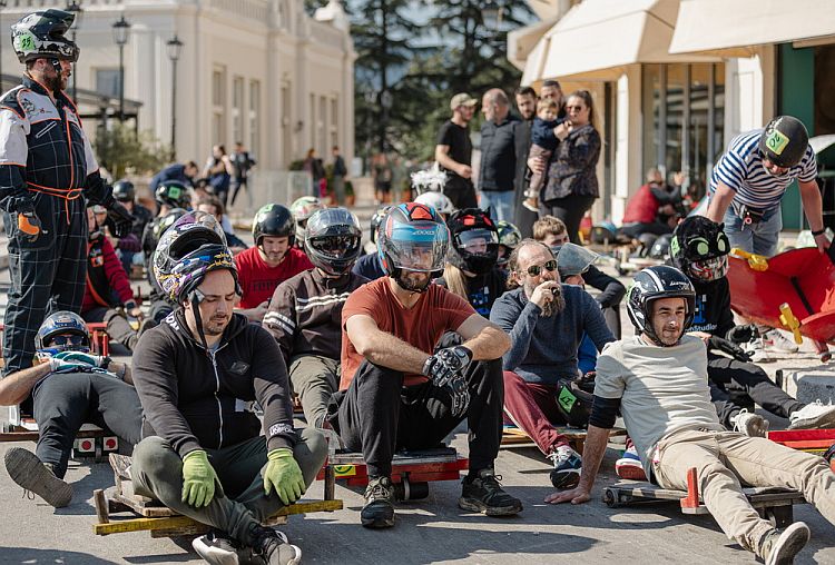 Гонки на самодельных самокатах в Херцег-Нови