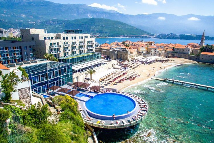 Вода на 94,7% пляжей Черногории высокого качества Будва. Фото: Facebook, Avala Resort And Villas