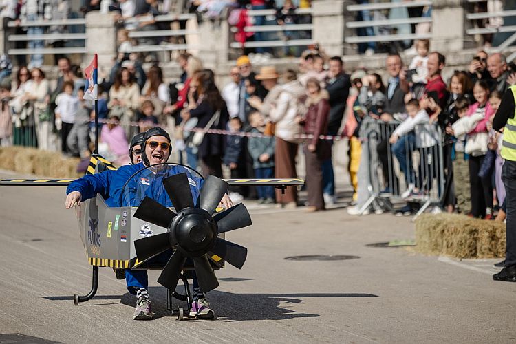 Гонки на самодельных самокатах в Херцег-Нови