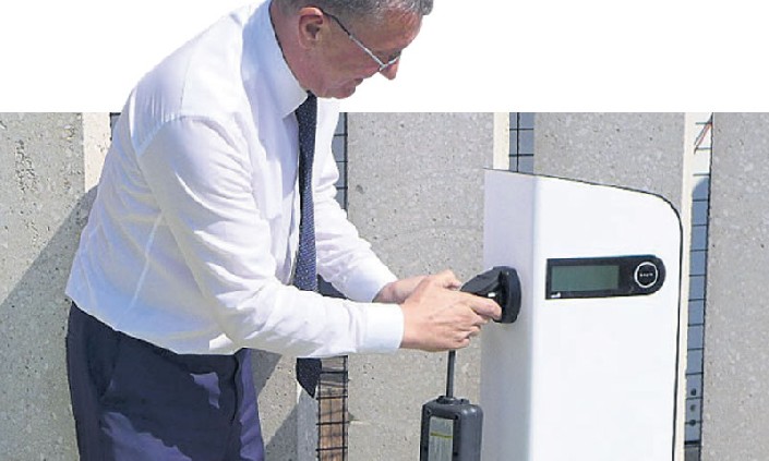 Открытие первой зарядной станции для электромобилей в Сплите главой региона. Фото: Poslovni.hr