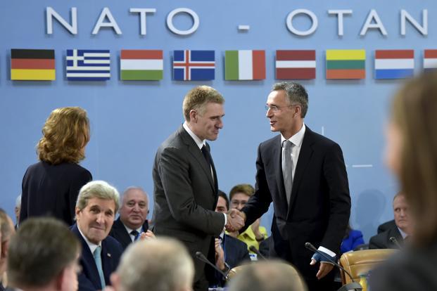 Министр иностранных дел Черногории И. Лукшич и Генсек НАТО Й. Столтенберг. Фото: Livemint.com