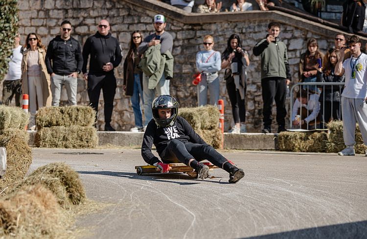Гонки на самодельных самокатах в Херцег-Нови