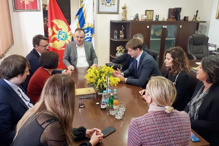 Российский посол на встрече в администрации Херцег-Нови. Фото: Boka News