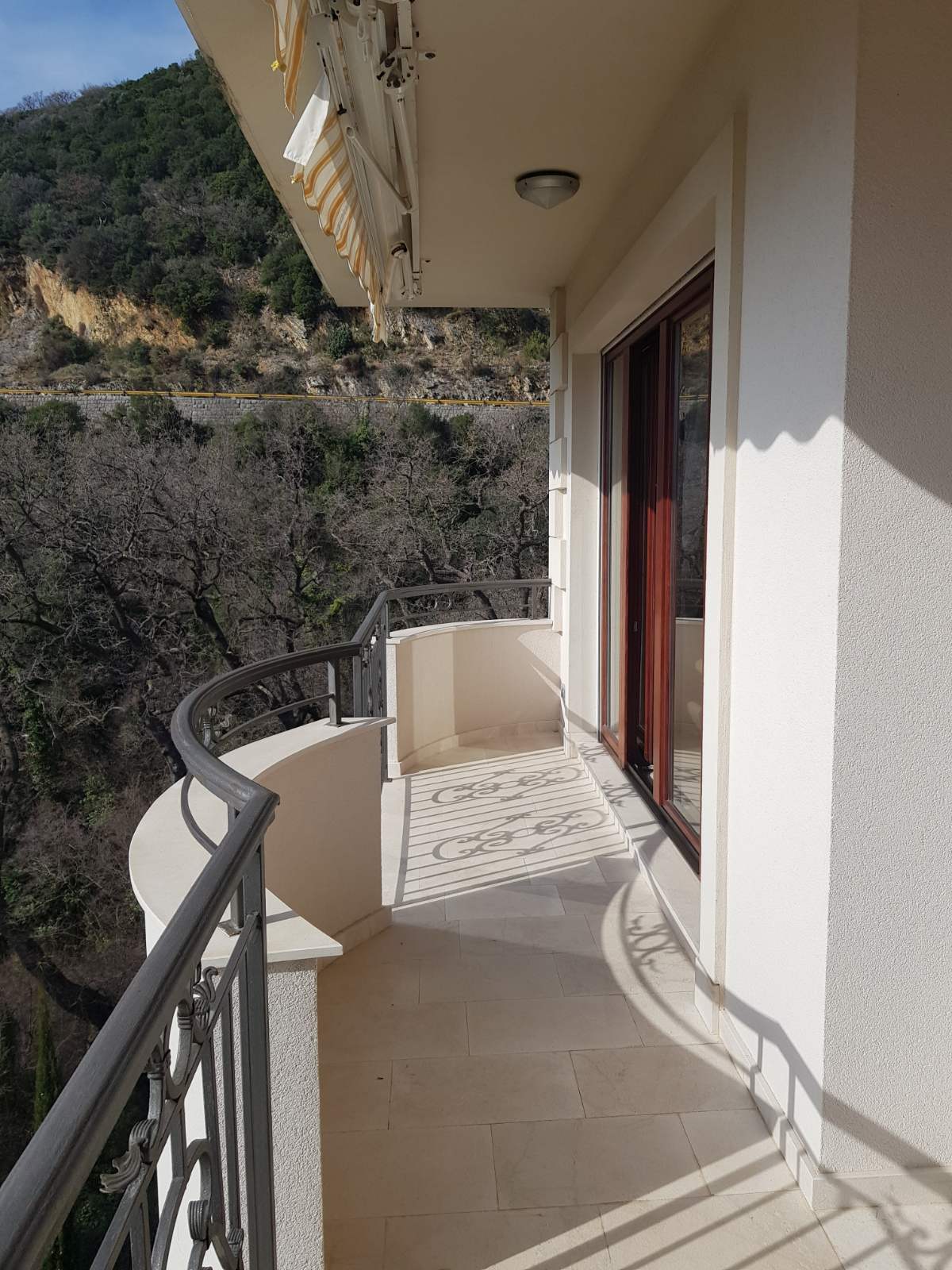 Tрехкомнатная квартира с панорамным видом на море в Петроваце, Черногория
