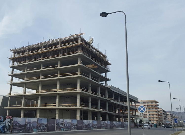 В черногорской столице появится новый торговый комплекс Business City Строийплощадка будущего комплекса Business City в Подгорице. Фото: BalkanPro.ru