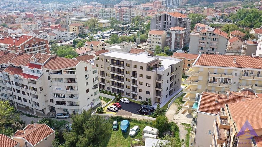 Трехкомнатная квартира в Будве в новостройке в закрытом комплексе