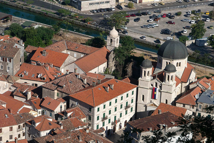Вид на крыши Старого города и церковь Св. Николы в Которе