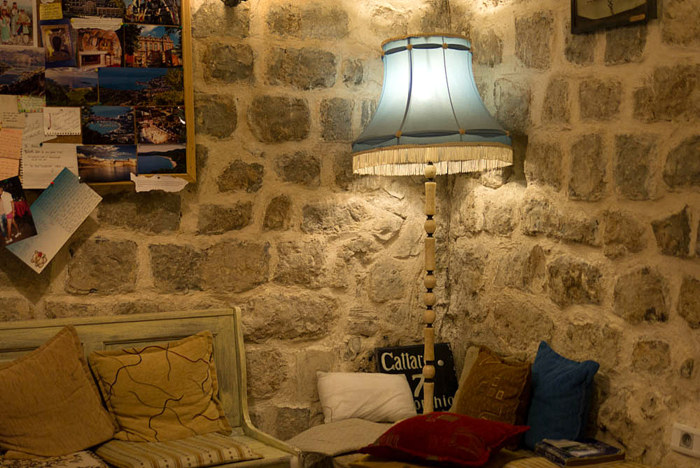 Небольшой холл Hostel Old Town Kotor